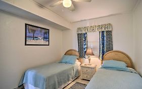 Breezy Belleair Beach Condo - 12 Steps To Shore!